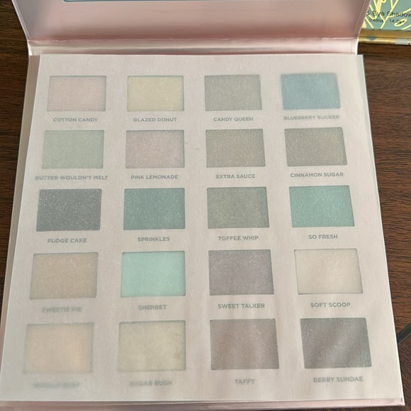 Violet Sunset Make Up Palette – Violet Voss Cosmetics Eyeshadow bundle Violet Voss Pretty in Pink and Iconic London Treat Yourself